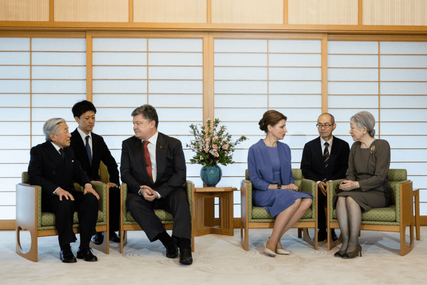 Приїжджайте в гості: Порошенко запросив імператора Японії в Україну