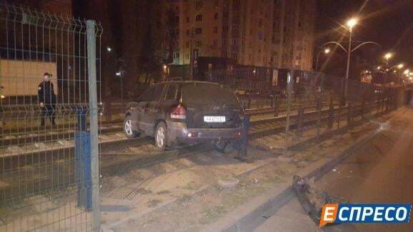 В Киеве пьяный водитель протаранил 3 авто: есть пострадавший