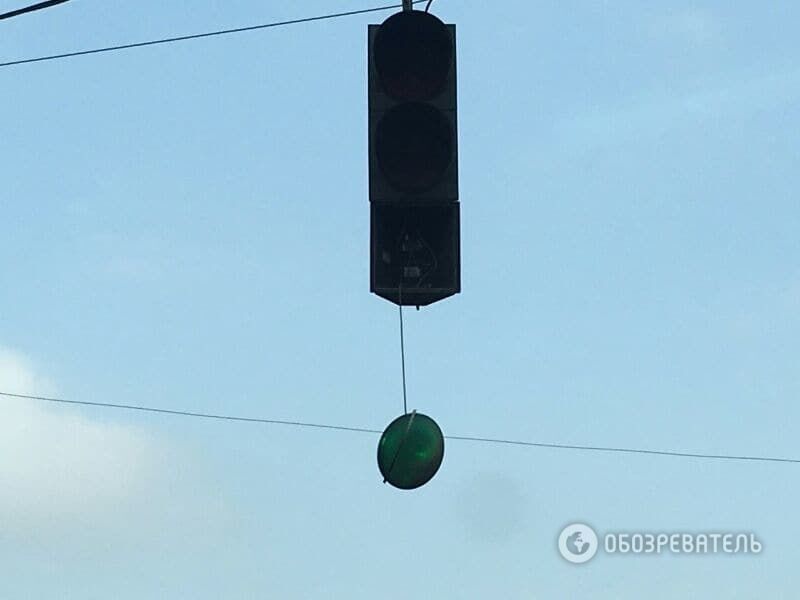 В Киеве на перекрестке "повесился" светофор: опубликованы фото