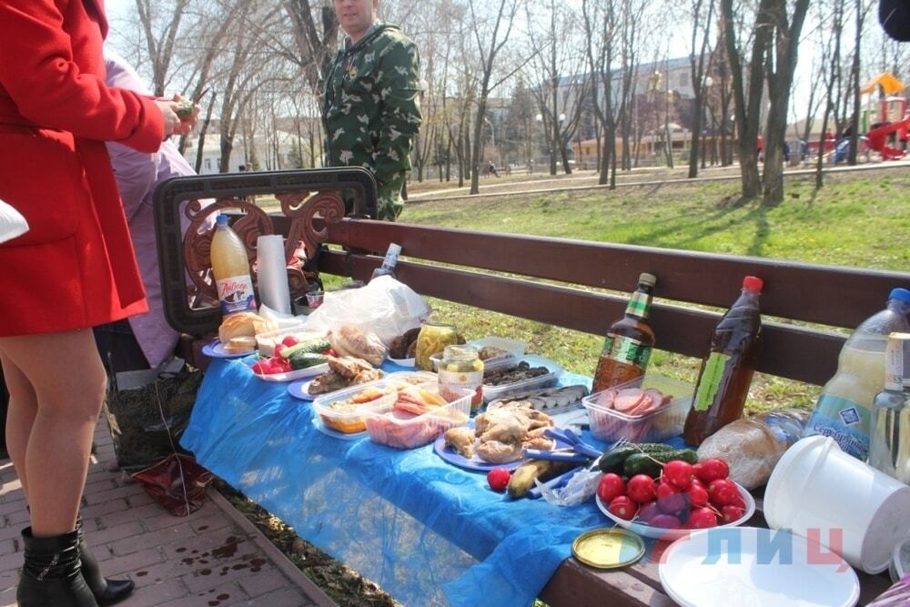 "Собрались алковоины паленки попить": в Луганске отметили годовщину захвата здания СБУ. Фоторепортаж