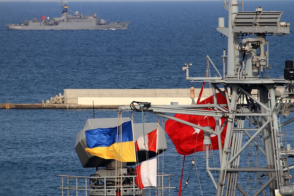 Фрегат "Гетман Сагайдачный" и турецкие корабли провели учения в Черном море: опубликованы фото