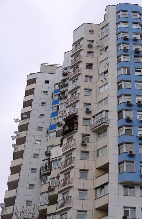 "Приятно освежает": в Киеве засекли балкон в стиле ограды на кладбище. Фотофакт