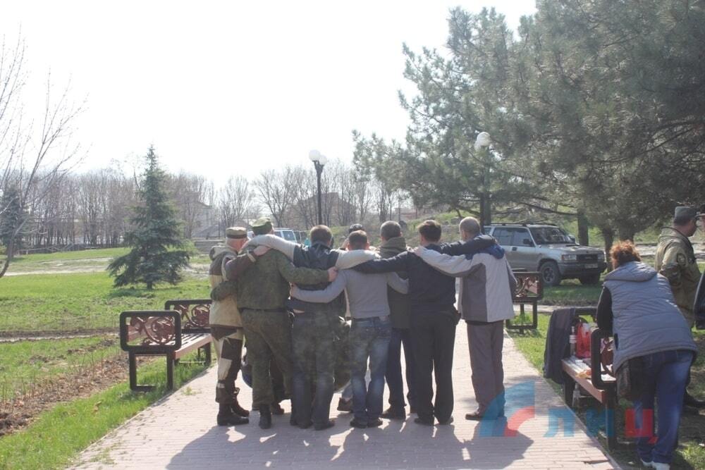 "Собрались алковоины паленки попить": в Луганске отметили годовщину захвата здания СБУ. Фоторепортаж