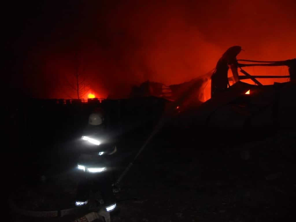 На Киевщине ночью произошел масштабный пожар на складах