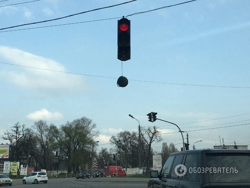 В Киеве на перекрестке "повесился" светофор: опубликованы фото