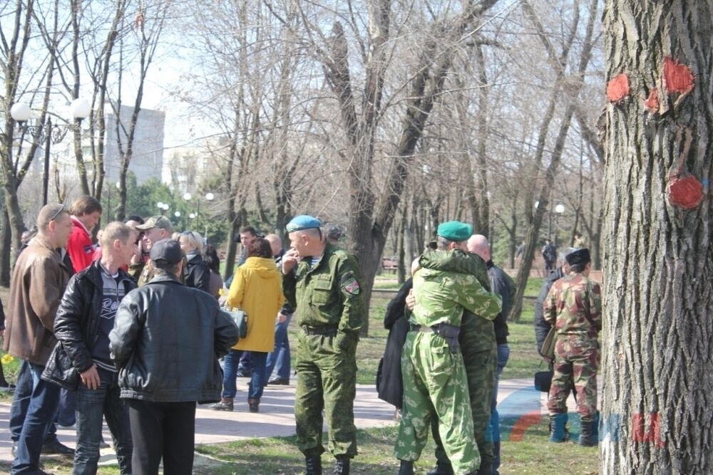 "Собрались алковоины паленки попить": в Луганске отметили годовщину захвата здания СБУ. Фоторепортаж