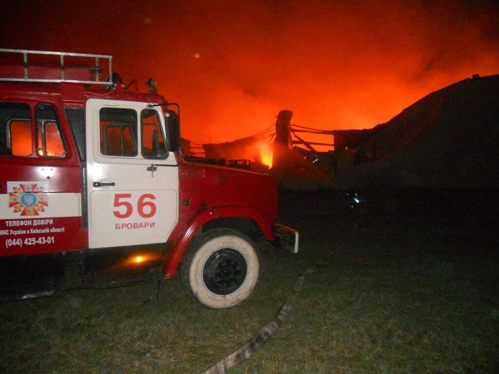 На Киевщине ночью произошел масштабный пожар на складах