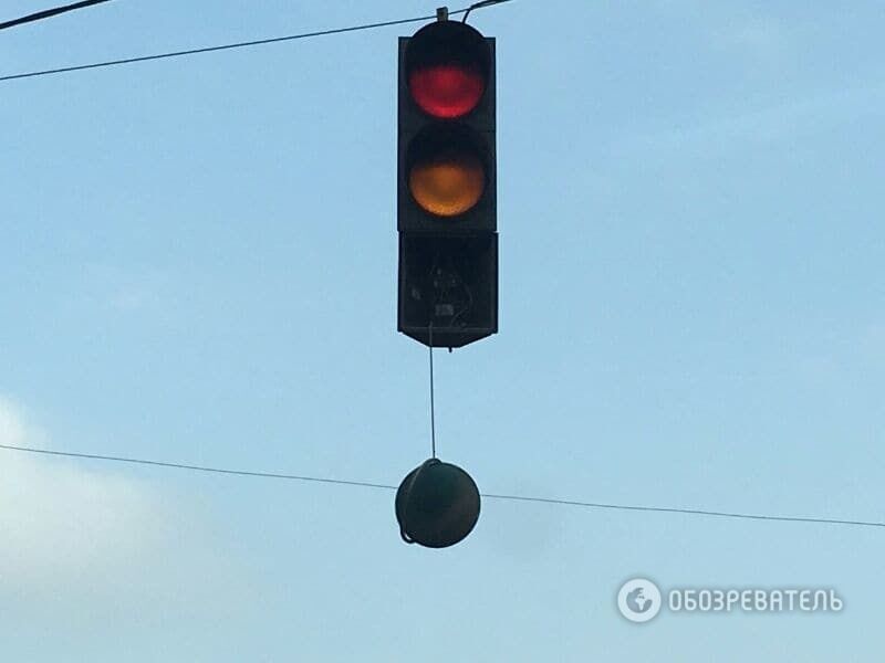В Киеве на перекрестке "повесился" светофор: опубликованы фото
