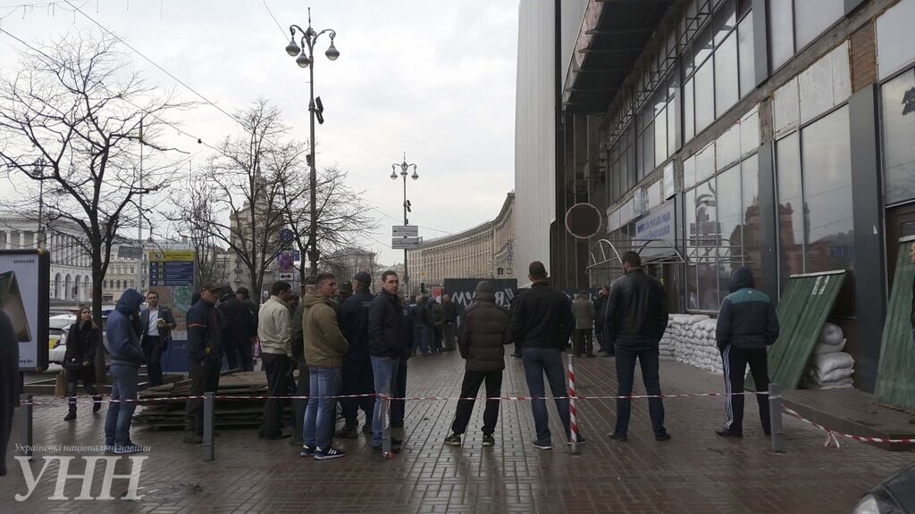 Скандал вокруг Дома профсоюзов в Киеве: коммунальщикам не дали поставить забор 