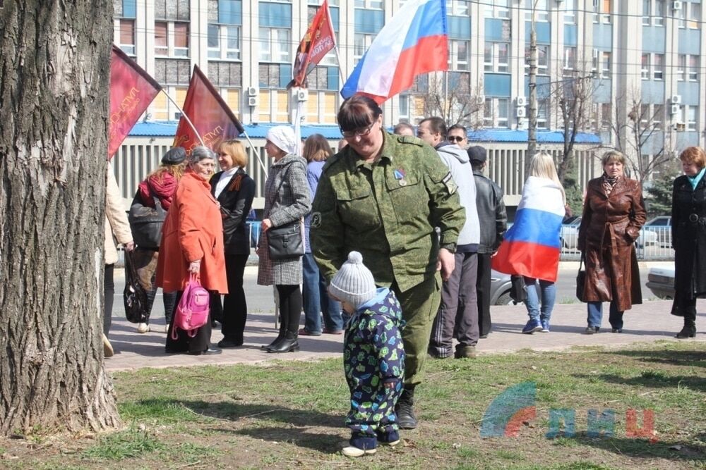 "Собрались алковоины паленки попить": в Луганске отметили годовщину захвата здания СБУ. Фоторепортаж