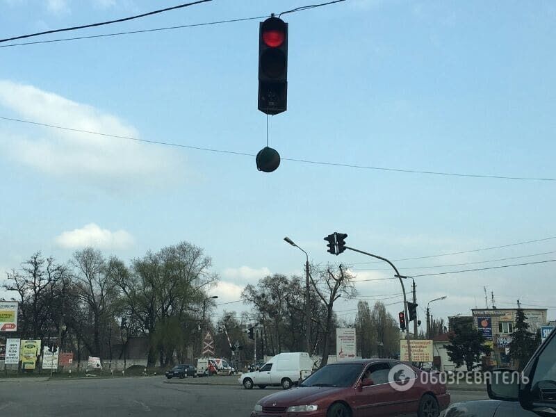 В Киеве на перекрестке "повесился" светофор: опубликованы фото