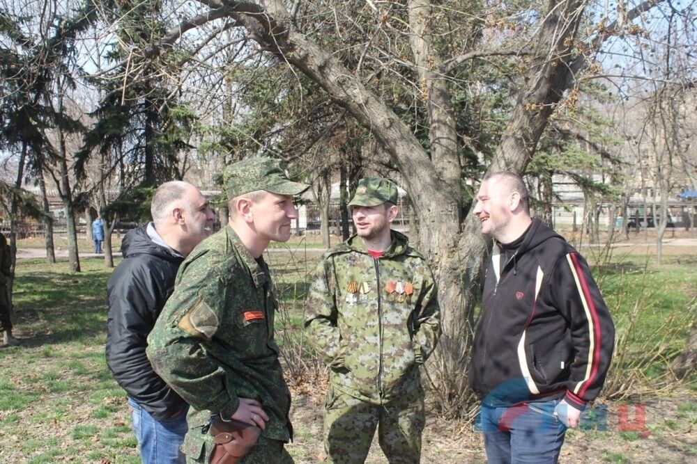 "Собрались алковоины паленки попить": в Луганске отметили годовщину захвата здания СБУ. Фоторепортаж