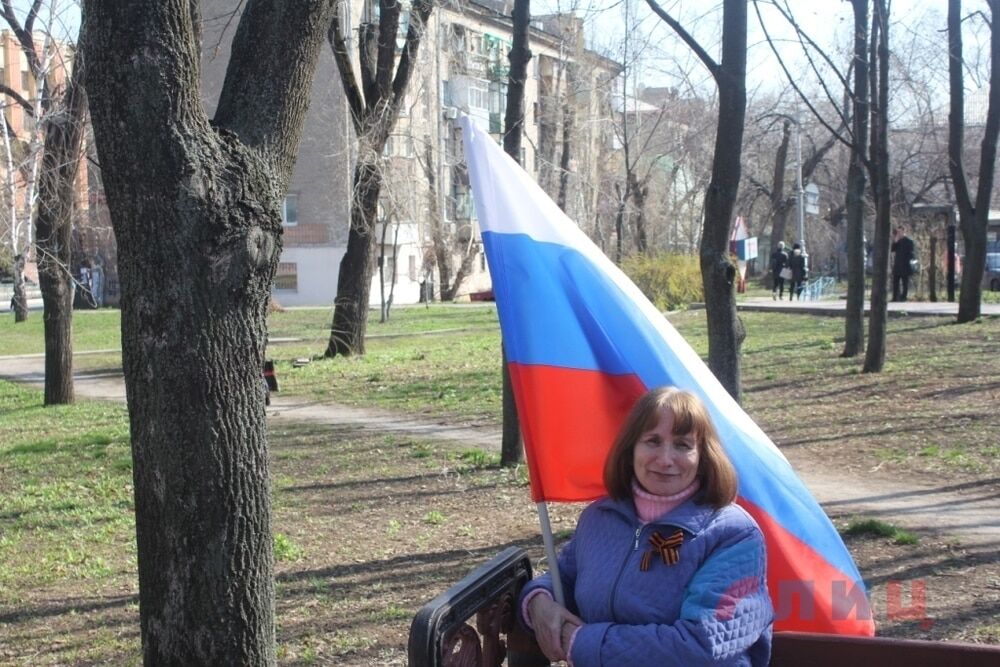 "Собрались алковоины паленки попить": в Луганске отметили годовщину захвата здания СБУ. Фоторепортаж