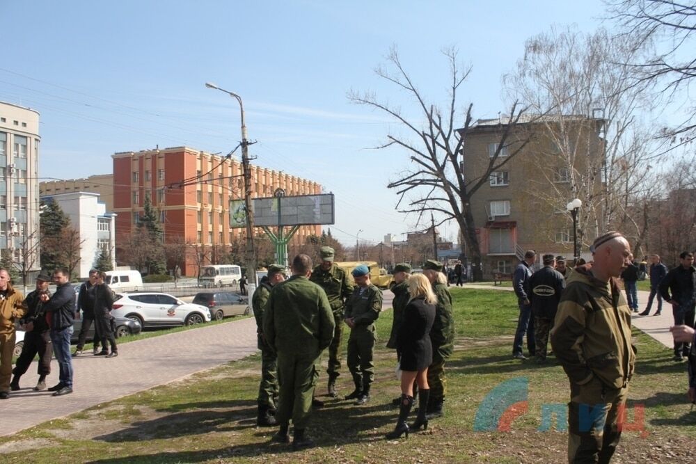 "Собрались алковоины паленки попить": в Луганске отметили годовщину захвата здания СБУ. Фоторепортаж