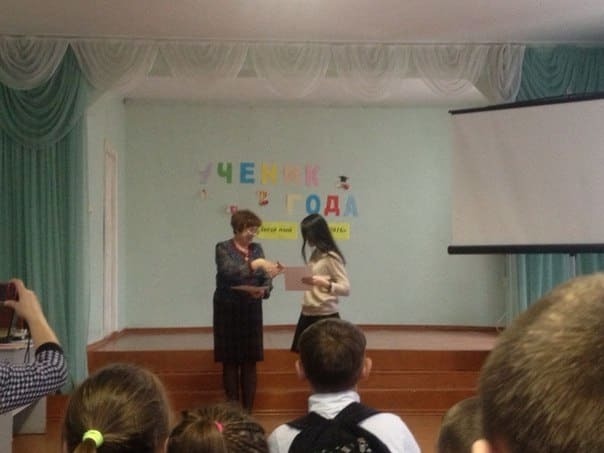 "Перемога": в России ученикам еще одной школы вручили грамоты с гербом Украины