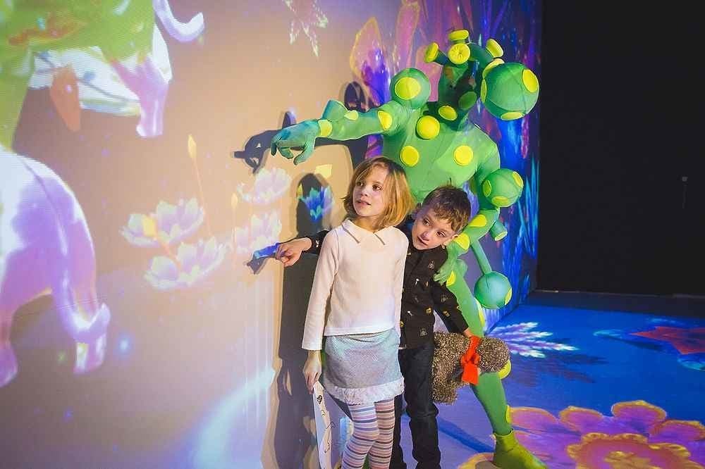 Диана Арбенина с подросшими детьми отправилась в "космос": яркие фото
