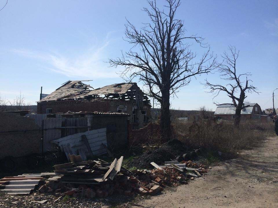 "Русский мир" убивает: украинка расплакалась на развалинах дома в "убитой" обстрелами Семеновке