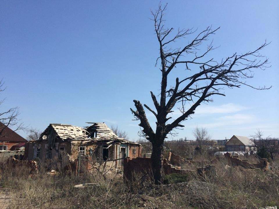 "Рускій мір" вбиває: українка розплакалася на руїнах будинку в "убитій" обстрілами Семенівці