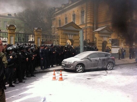 В центре Киева активисты подожгли шины: опубликованы фото
