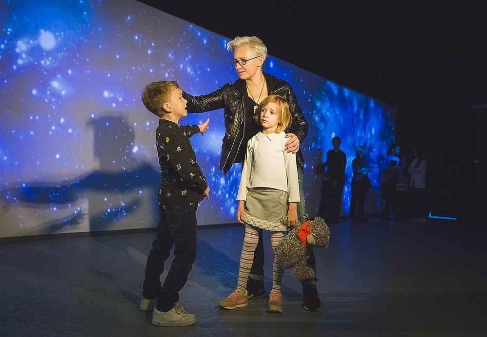 Диана Арбенина с подросшими детьми отправилась в "космос": яркие фото