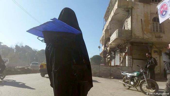 По законам шариата: СМИ узнали, как живется женщинам в "столице" террористов ИГИЛ