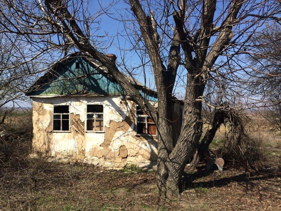 "Рускій мір" вбиває: українка розплакалася на руїнах будинку в "убитій" обстрілами Семенівці