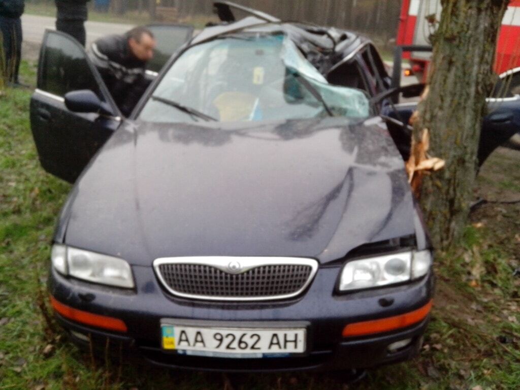 Под Киевом легковушка с пассажирами врезалась в дерево: опубликованы фото