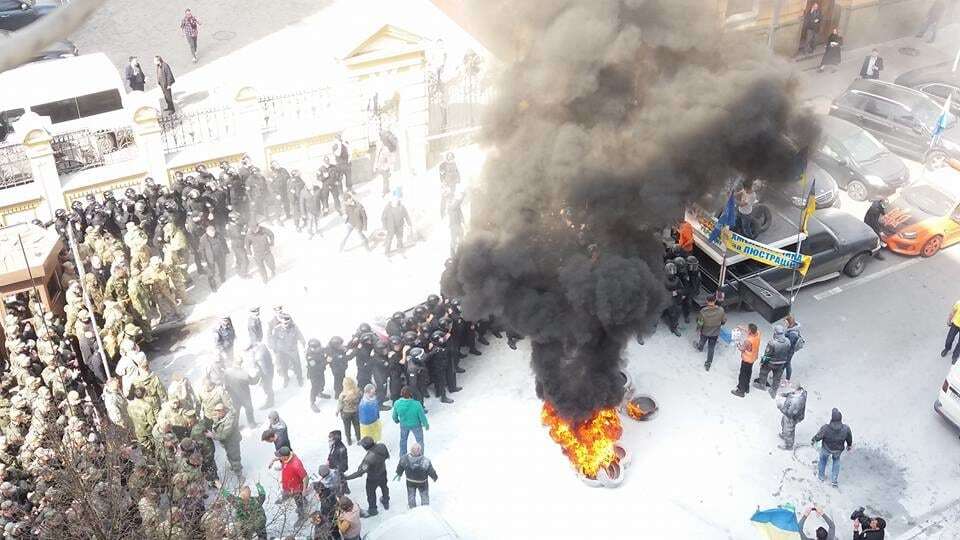 У центрі Києва активісти підпалили шини: опубліковані фото