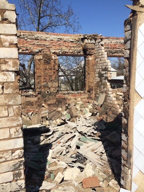 "Русский мир" убивает: украинка расплакалась на развалинах дома в "убитой" обстрелами Семеновке
