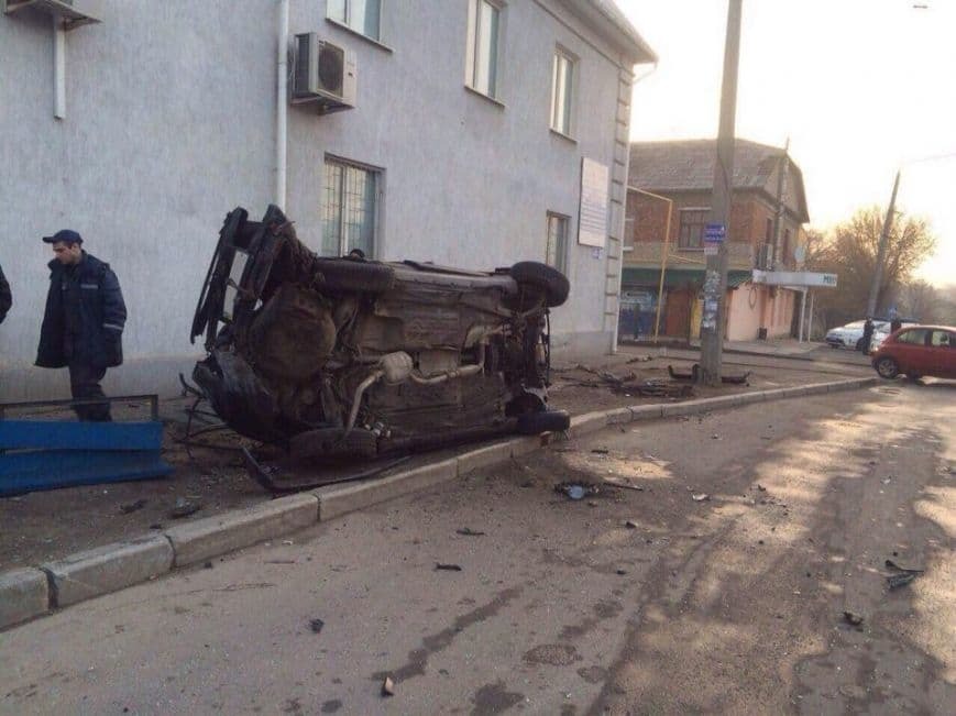 Машина всмятку и госпитализация: в Харькове пьяный водитель влетел в бордюрный камень. Фотофакт