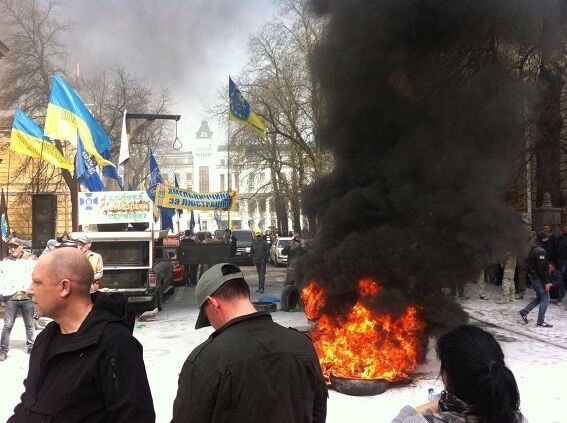 У центрі Києва активісти підпалили шини: опубліковані фото