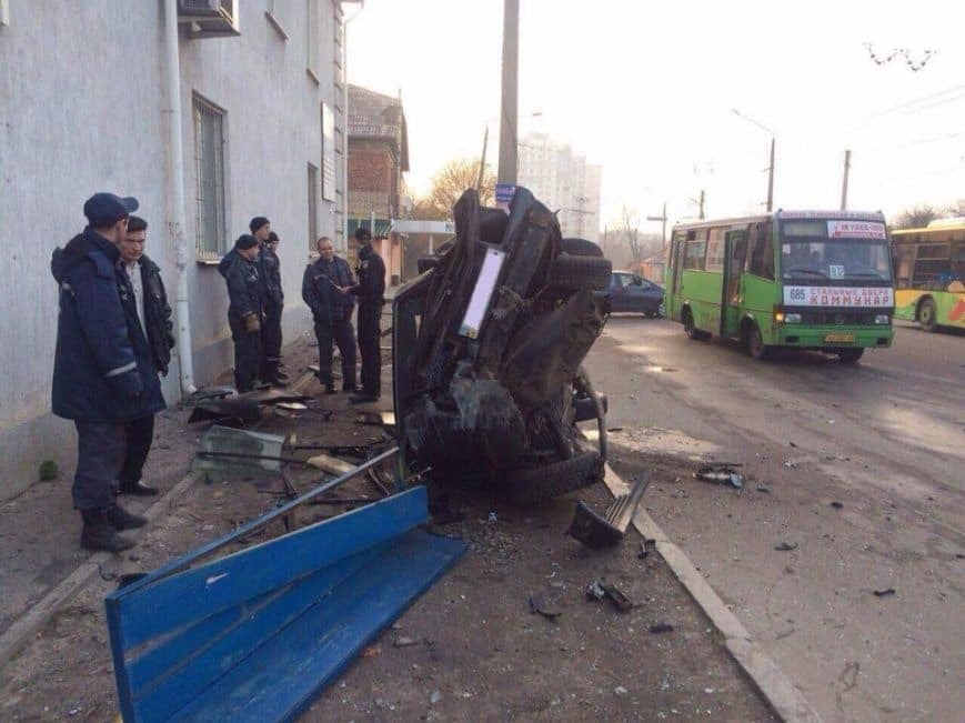 Машина всмятку и госпитализация: в Харькове пьяный водитель влетел в бордюрный камень