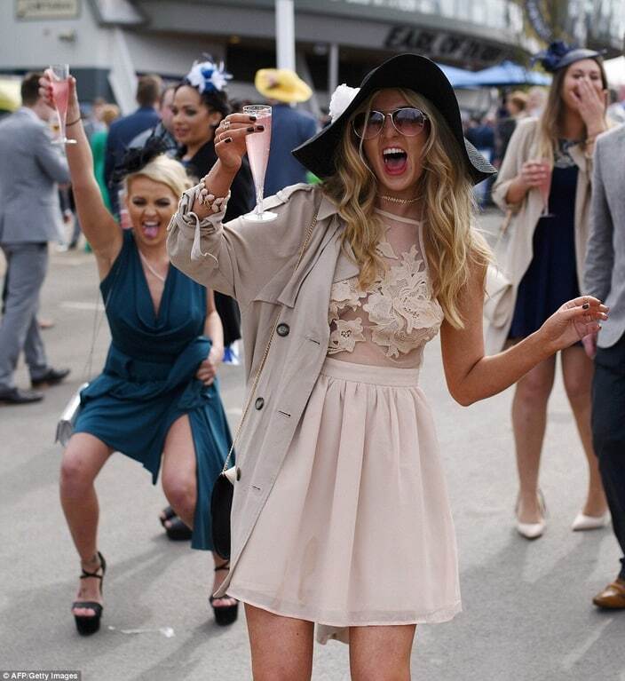 Треш і п'яні обличчя: у Великобританії пройшов День леді. Яскраві фото