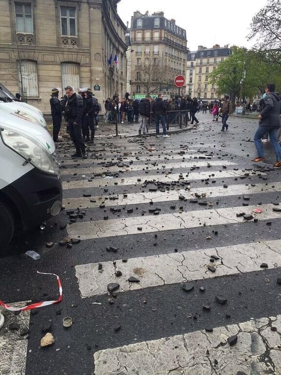 Во Франции протестующих разогнали слезоточивым газом: фото- и видеофакт