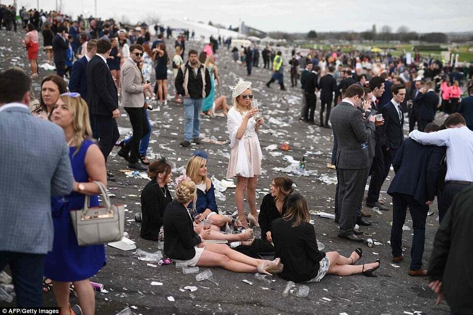 Треш і п'яні обличчя: у Великобританії пройшов День леді. Яскраві фото