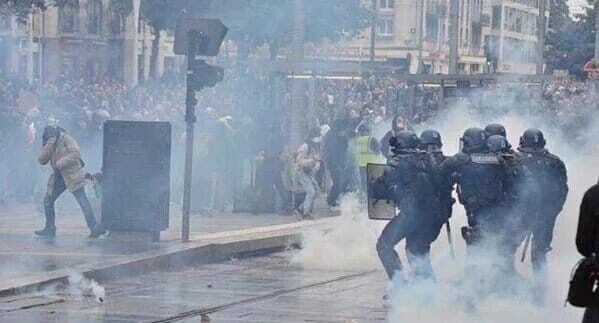 Во Франции протестующих разогнали слезоточивым газом: фото- и видеофакт