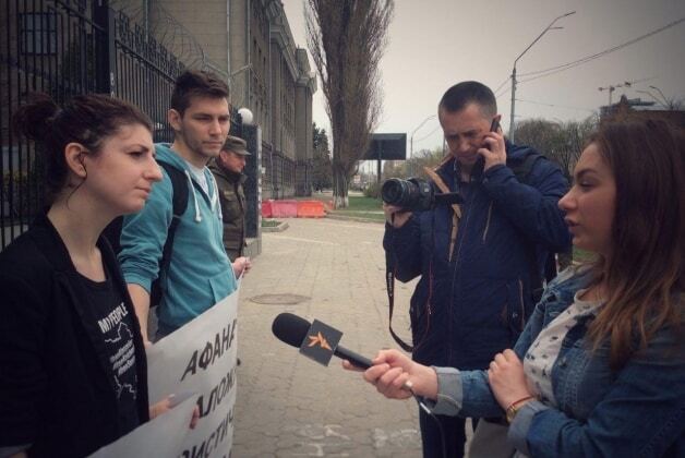 В Киеве под посольством России прошла акция поддержки украинских политзаключенных