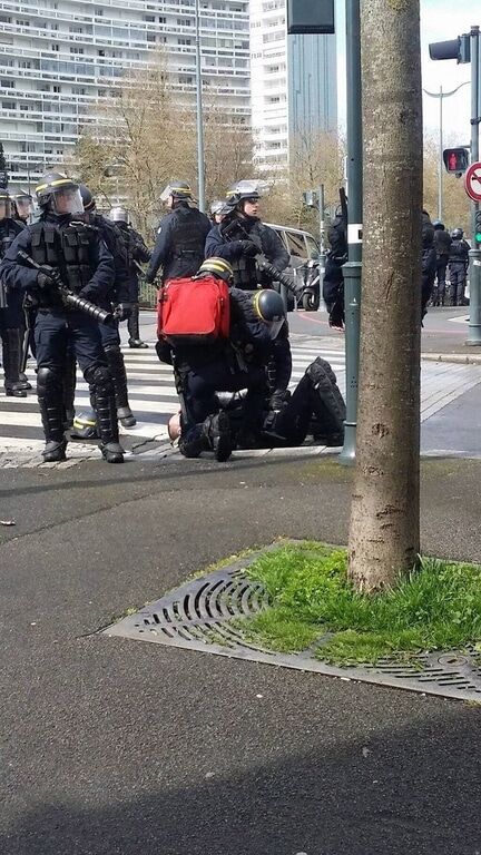 У Франції протестувальників розігнали сльозогінним газом: фото і відеофакт
