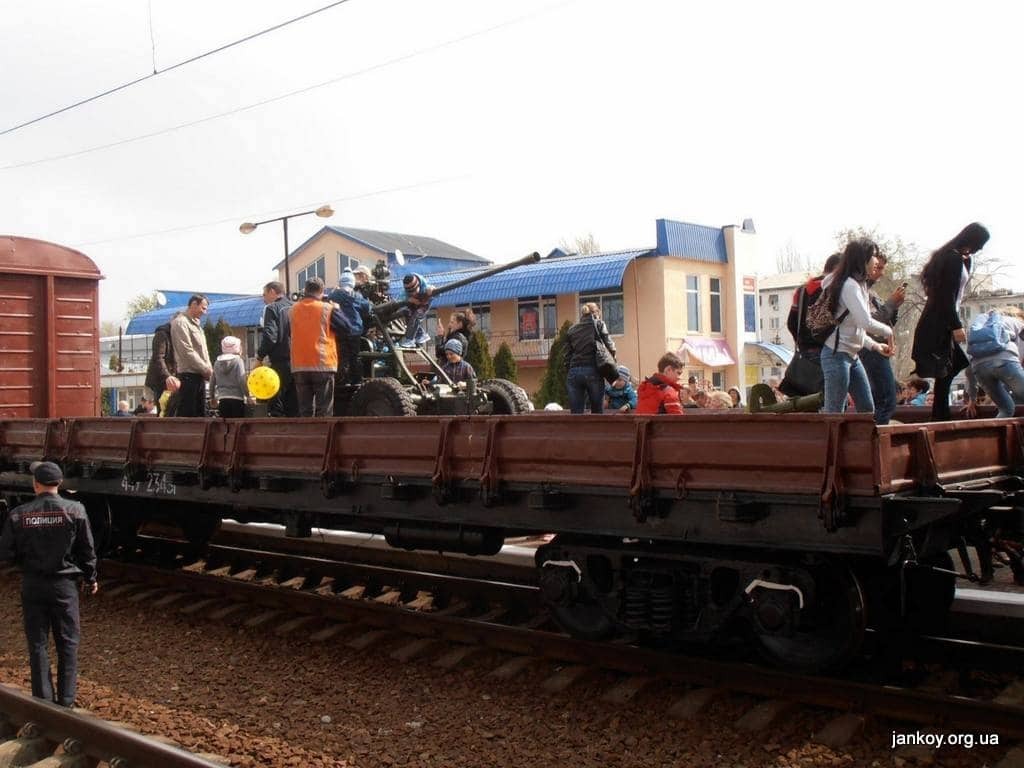 В Джанкой прибыл "поезд победы" с отжатыми украинскими вагонами