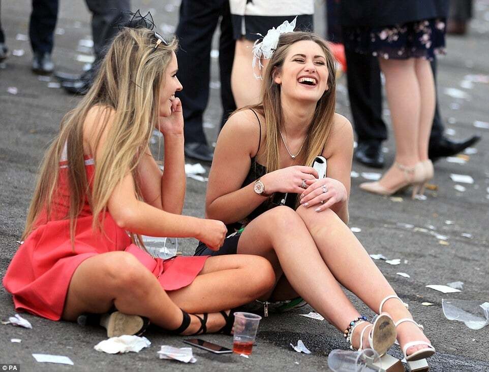 Треш і п'яні обличчя: у Великобританії пройшов День леді. Яскраві фото
