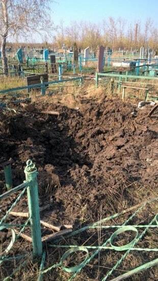 Террористы разбомбили кладбище в Макеевке: опубликованы фото