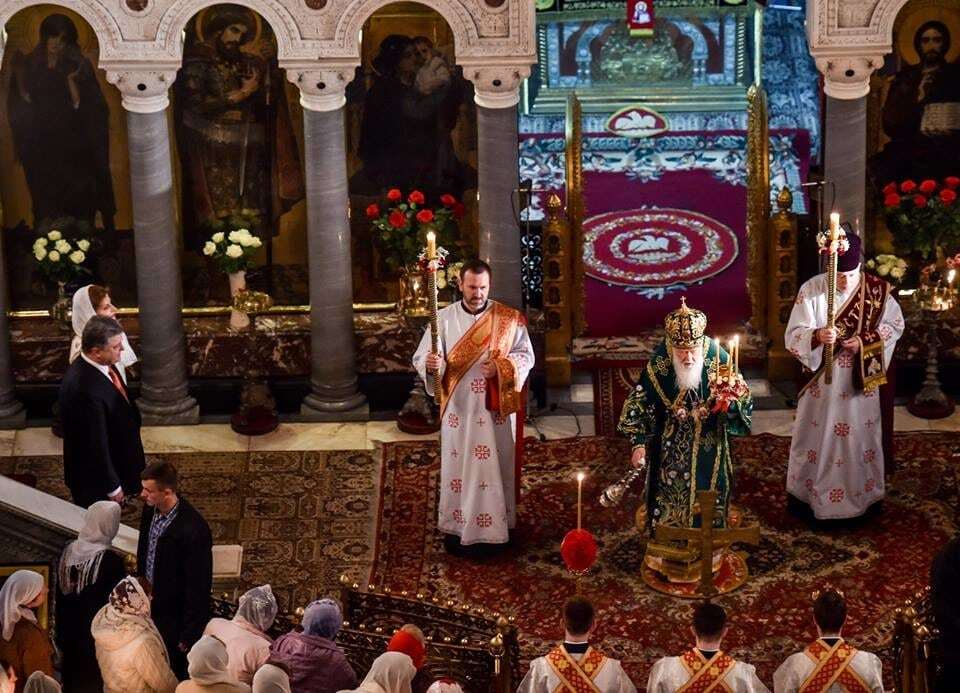 Молилися за Україну: Порошенко з дружиною відвідали декілька храмів у Києві у Великодню ніч