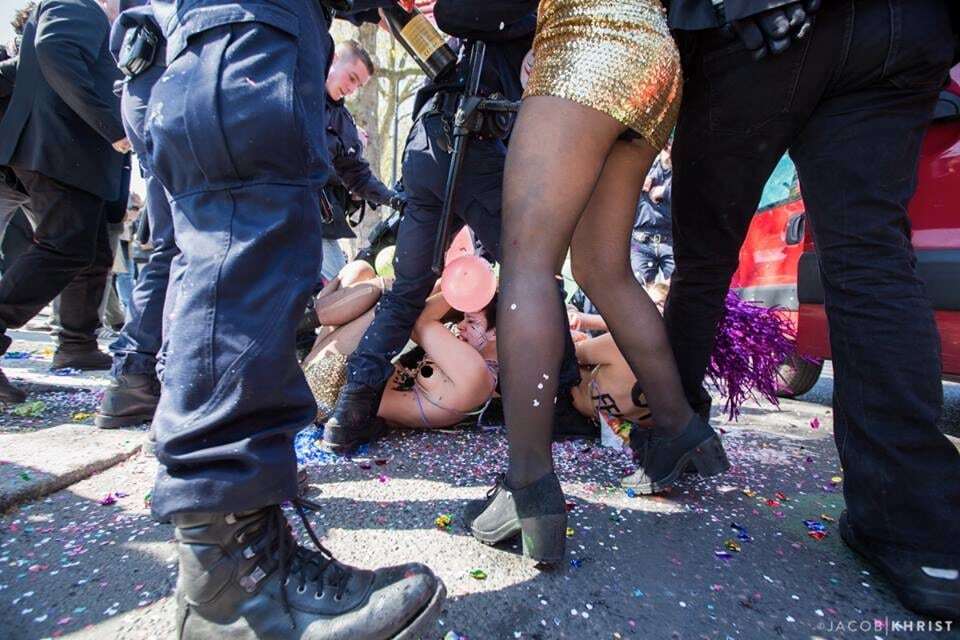 FEMEN во Франции устроили провокацию на 1 мая