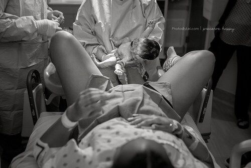 Уникальные фото: мама встречает своего рожденного от суррогатной матери малыша