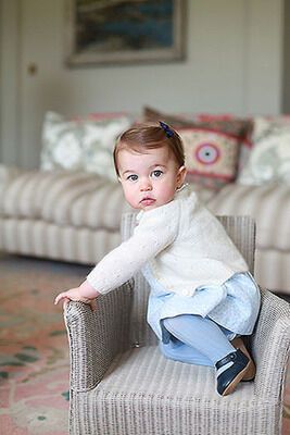 Английская роза: опубликованы новые официальные фотографии принцессы Шарлотты