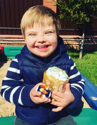 Солнечный мальчик радуется Пасхе: фото сына Эвелины Бледанс с пасхальным угощением