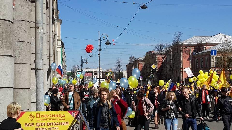 "Я проти Путіна": у Пітері пройшла антивоєнна хода з прапорами України і кримських татар