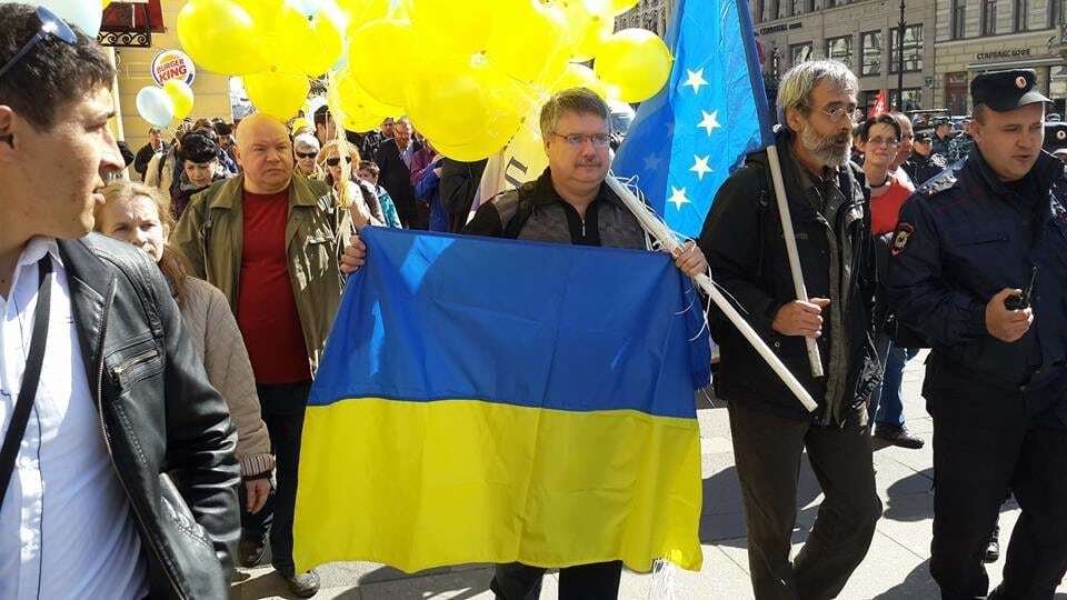 "Я против Путина": в Питере прошло антивоенное шествие с флагами Украины и крымских татар