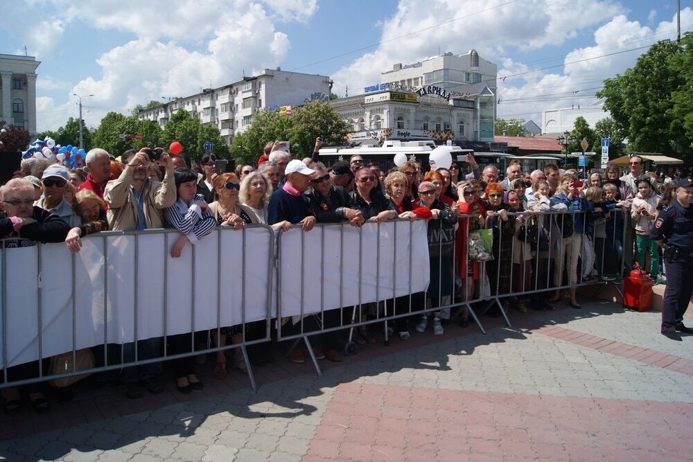 У Криму людей через паркан годували величезною "колорадською" паскою