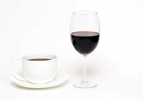 Вчені з'ясували, чим корисні для травлення вино і кава